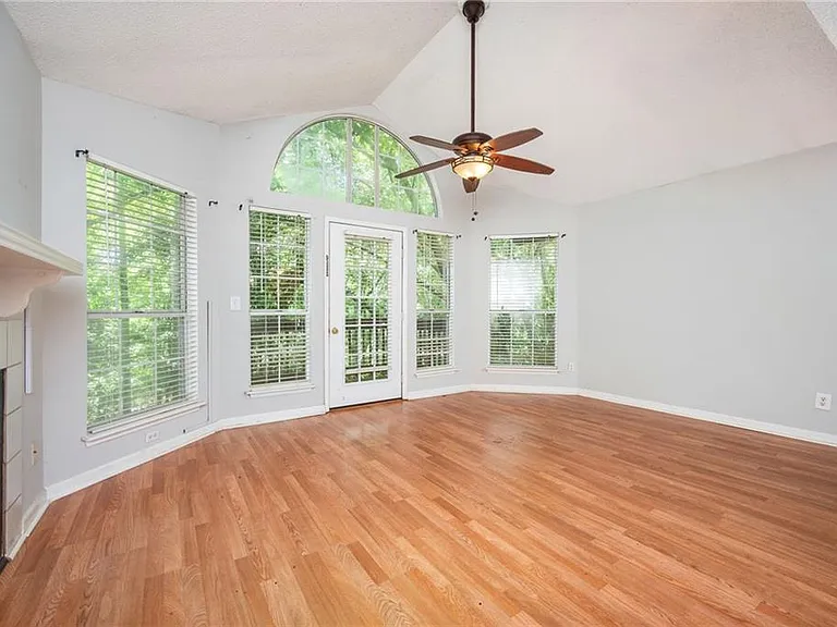 915 Wentworth Ct — Photo 3