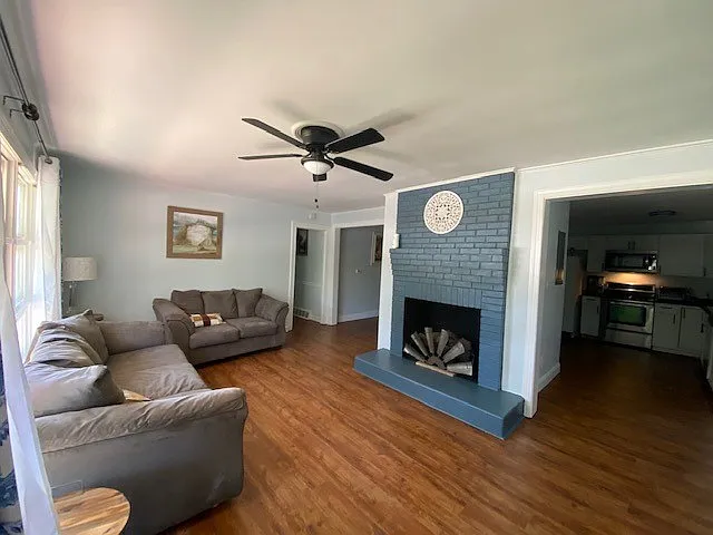 4 bed, 2300 sqft, $2,300 — Photo 3