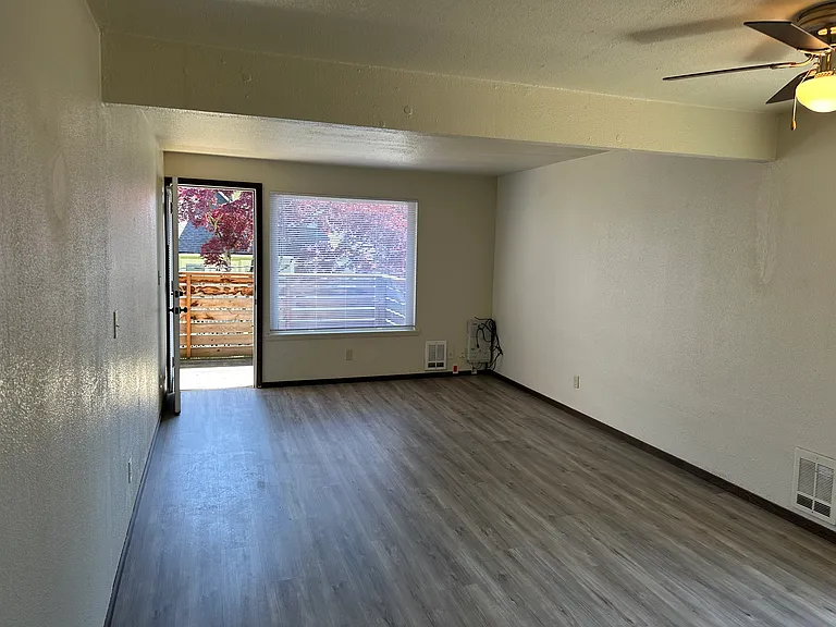 3724 Hoyt Ave — Photo 4