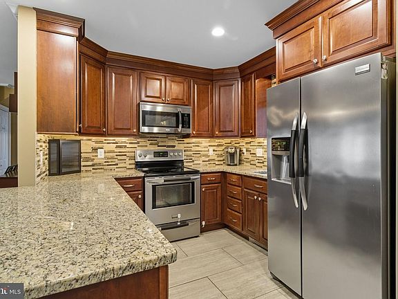 4th image of 9 Newberry Ln