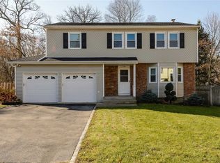 17 Dartmouth Dr, Glen Cove, NY 11542