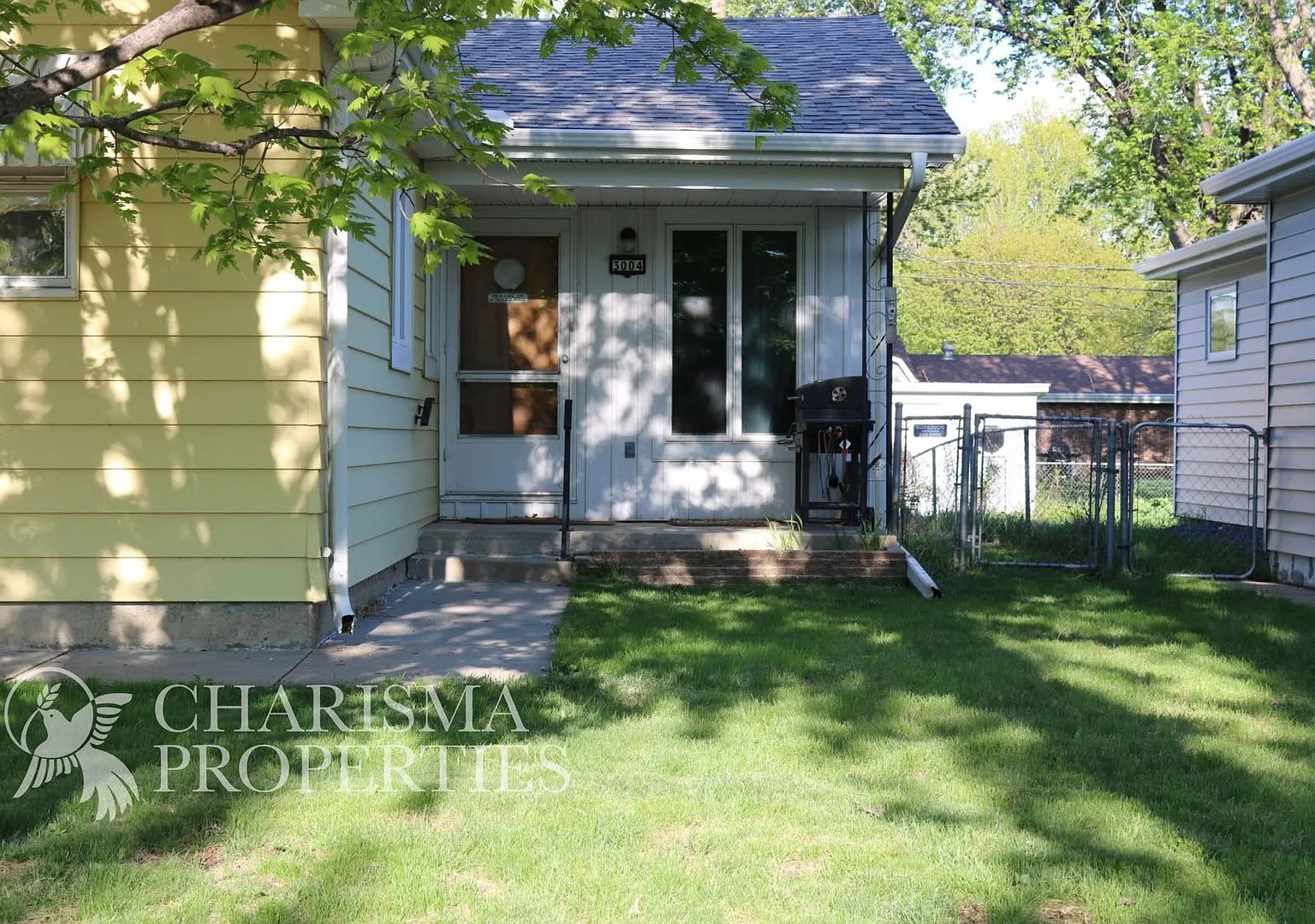 Quaint Three Bedroom House, Great Location With Even More Amenities — Photo 2