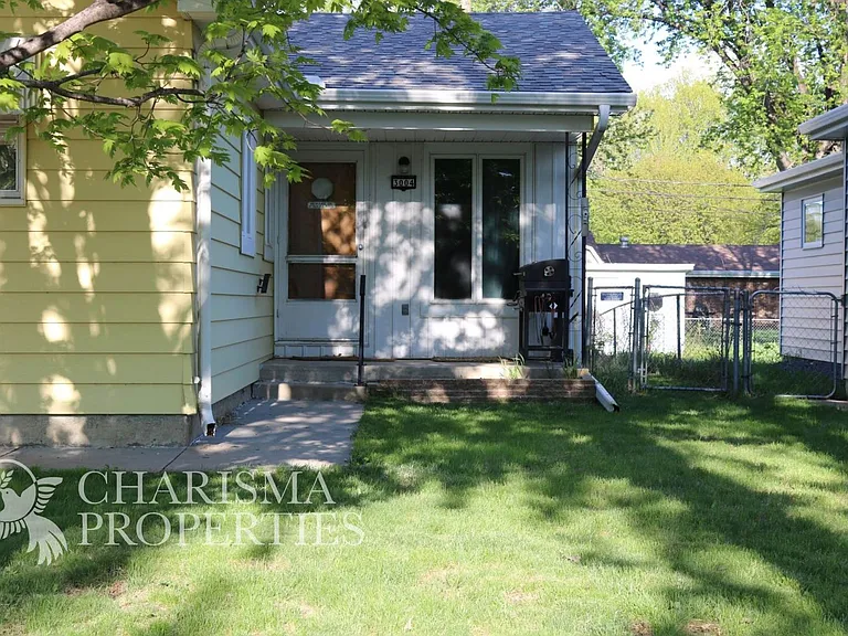 3004 S West Ave — Photo 2