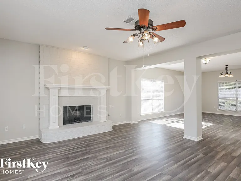 2124 Twin Creek Ln — Photo 3