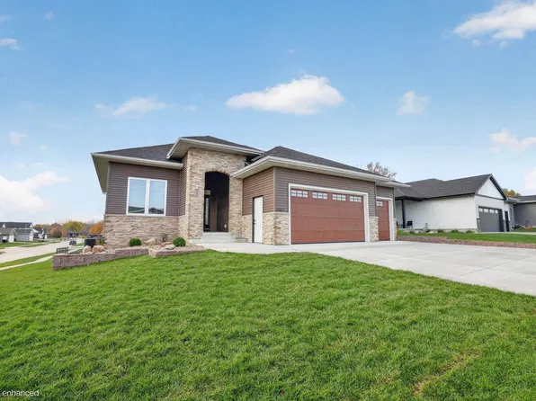 1202 Algonquin Dr, Cedar Falls, IA 50613