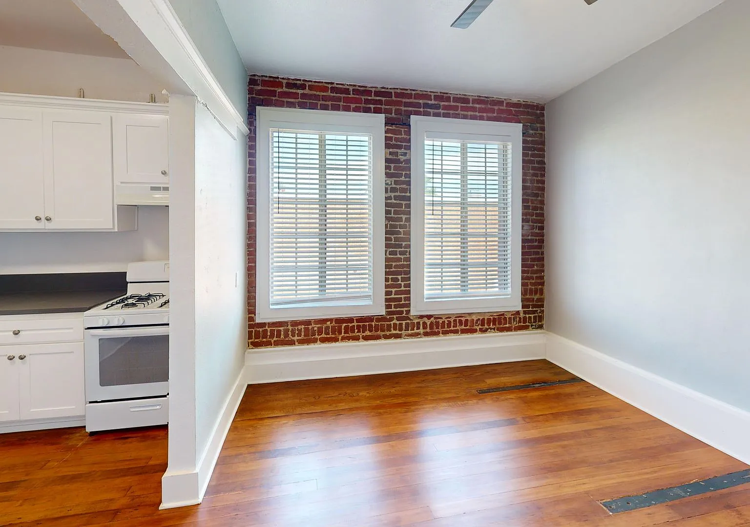 Broadway Apartments... Great Location...Remodeled...CALL NOW! — Photo 4