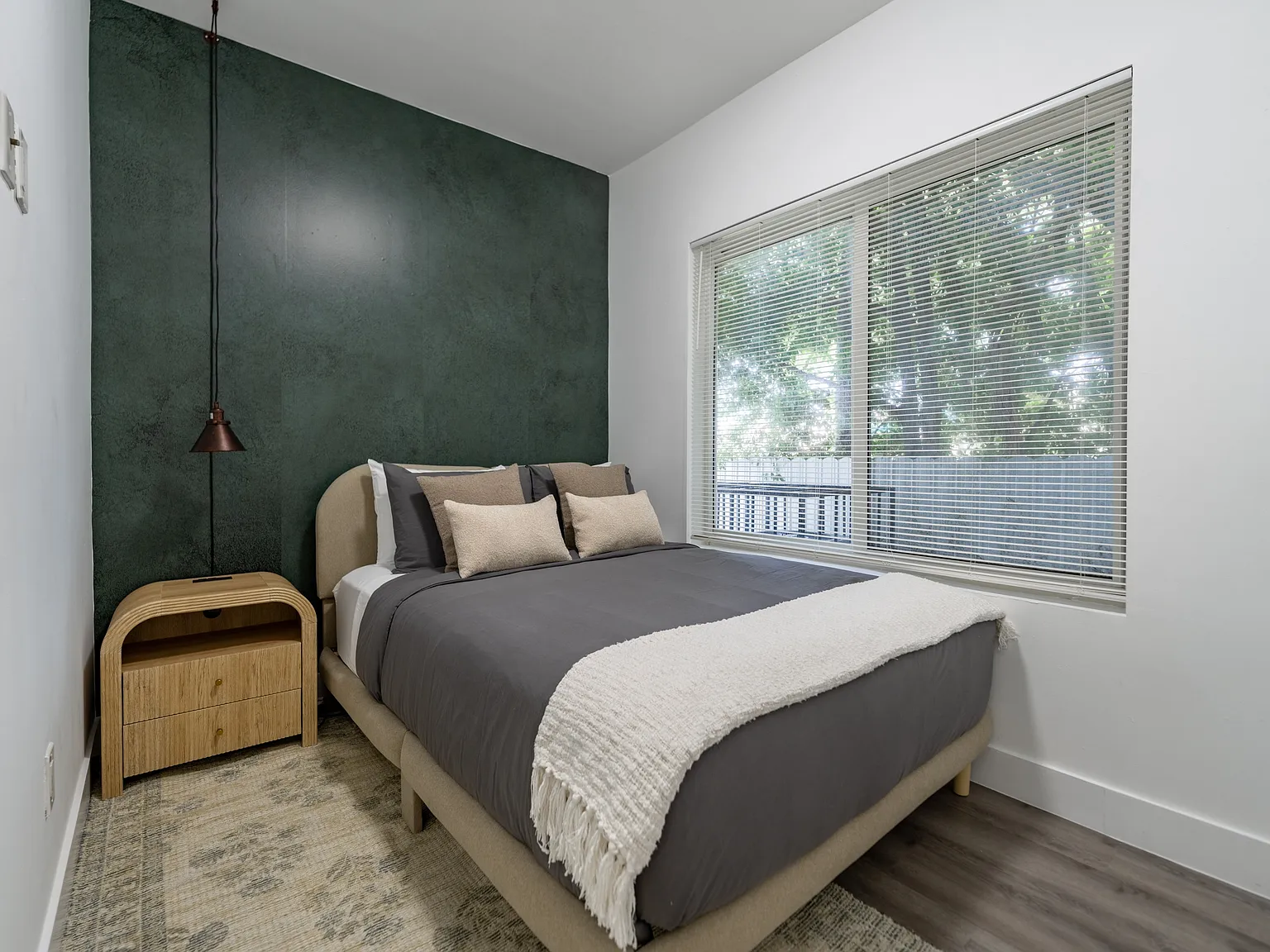 2 bed, 700 sqft, $3,300 — Photo 2
