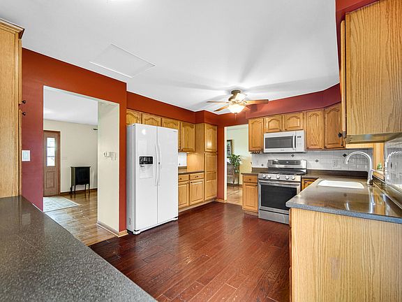 4th image of 3050 Emerald Dr