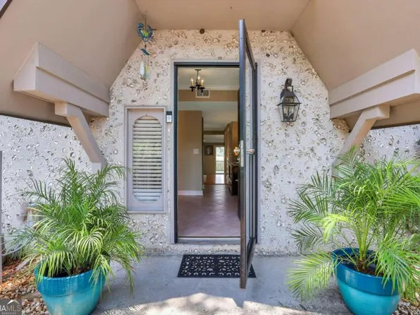 2 Shipwatch Rd, Savannah, GA 31410