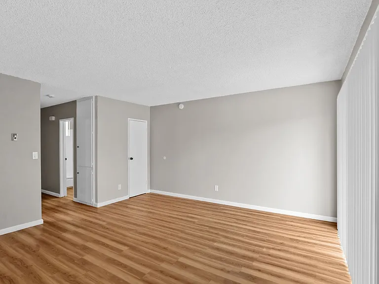 Suzanne Apartments — Photo 6
