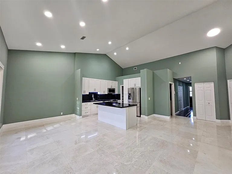 5770 Coach House Cir #F — Photo 4