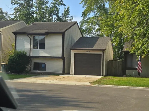 30W135 Wildwood Ct, Warrenville, IL 60555