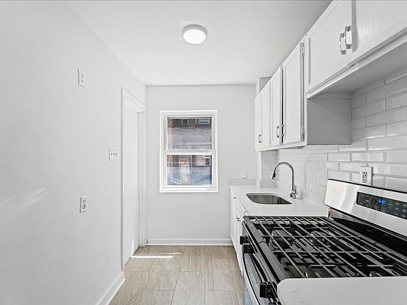 4th image of 3847-3849 Beechwood Blvd #1