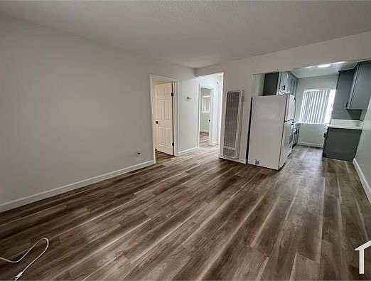 1st image of 831 W 43rd St
