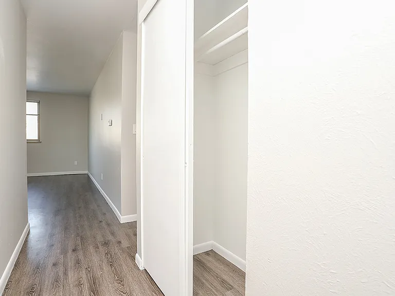21 Logan — Photo 8