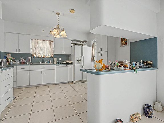 3rd image of 307 Sarto Ave