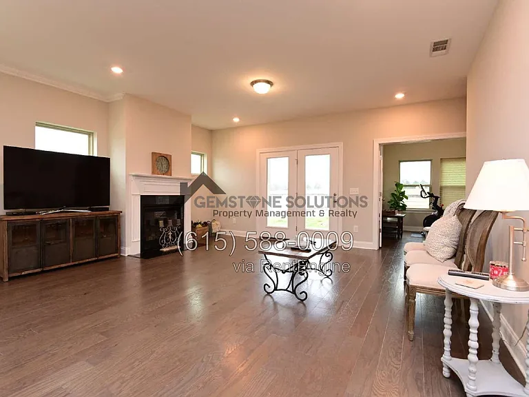 1028 Fenner Ln — Photo 17