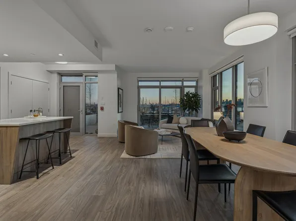 755 Harbourside Dr #Townhouse 112, North Vancouver, BC V7P 3R7