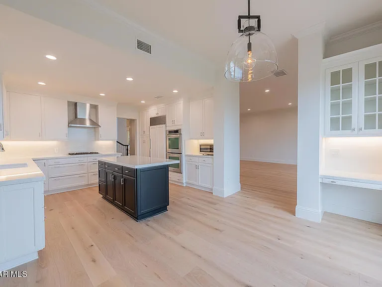 2390 Crombie Ct — Photo 15