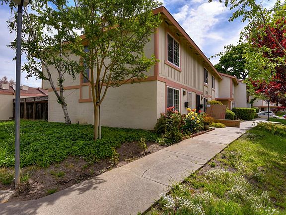 3rd image of 2890 Kingsgate Ct