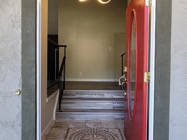 152 Redwood Ave — Photo 3