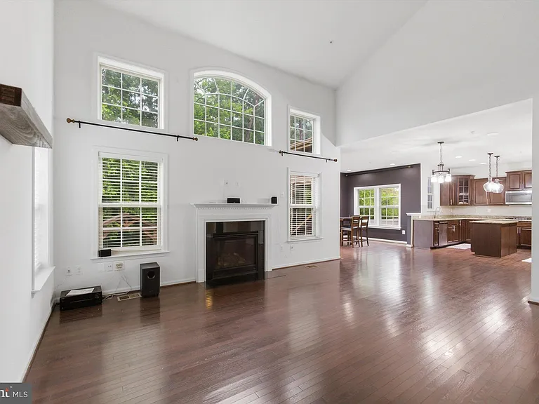7585 Holly Ridge Dr — Photo 6