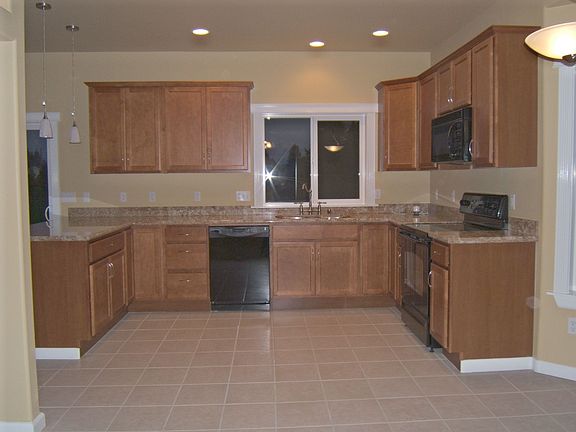 Great kitchen w/loads of cabinets