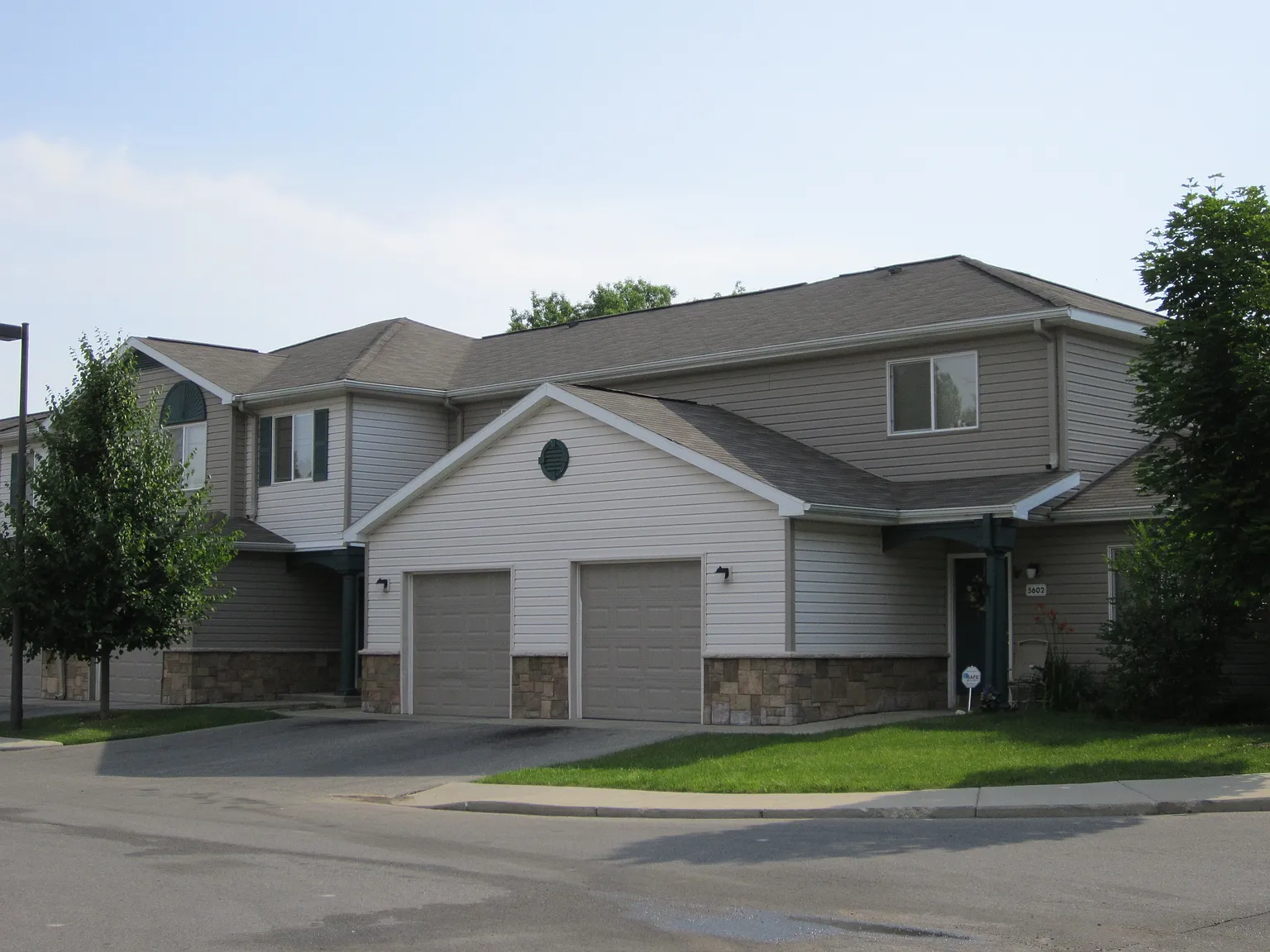 Rosewood Manor Townhomes — Photo 2