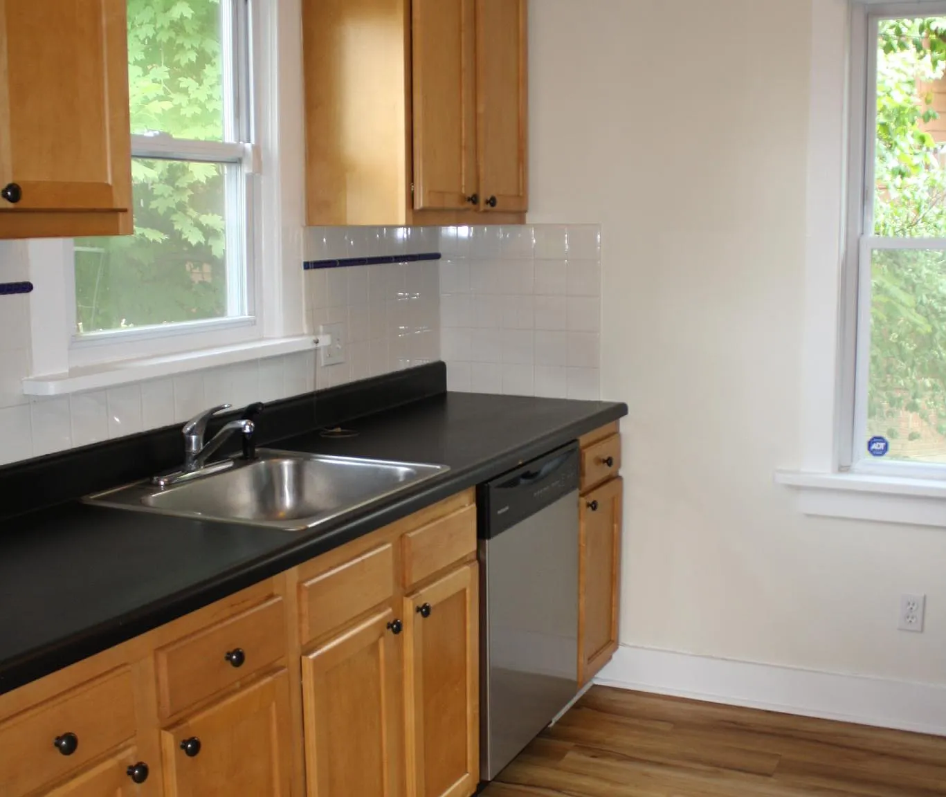 7 bed, 3234 sqft, $8,100 — Photo 2