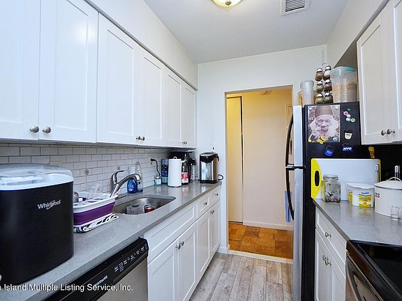 4th image of 890 Armstrong Ave APT 1-3