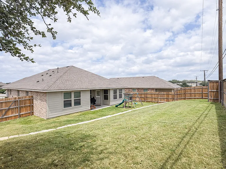 2403 Corradino St — Photo 31