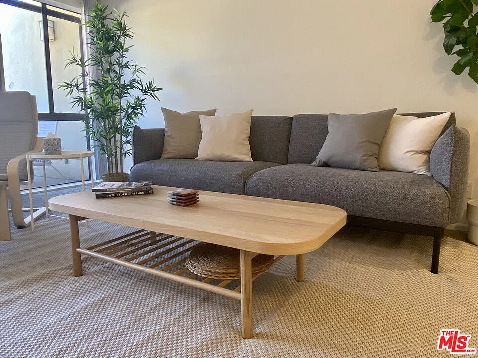1 bed, 1.0 bath, 755 sqft, $1,950 — Photo 3