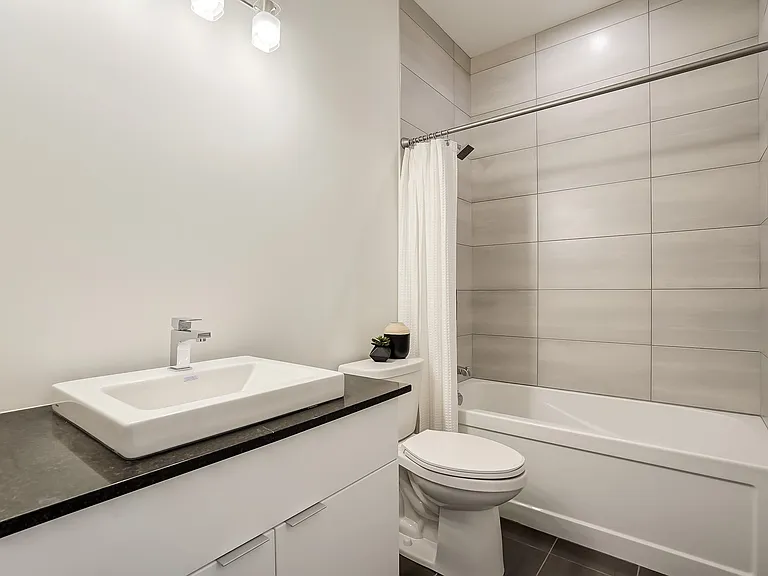 638 Center St — Photo 11