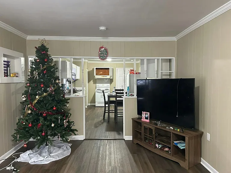 105 McKinnon St — Photo 4