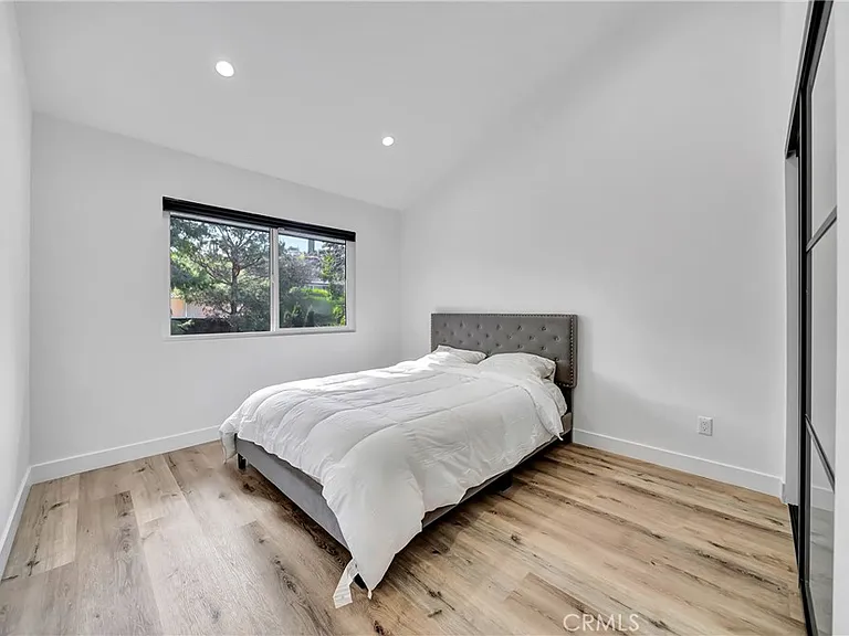 24445 Clipstone St — Photo 30