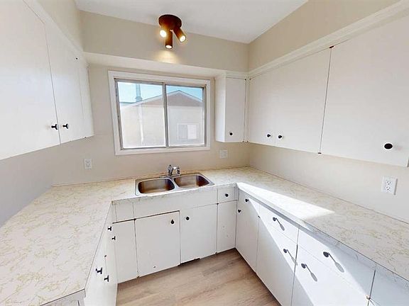 4th image of 10818 93a St