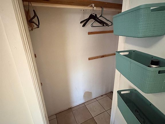 4th image of 1654 Farley Park Rd