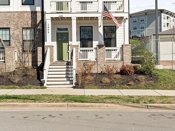 3rd image of 2045 Oakwood Ave