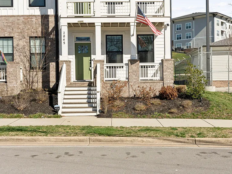 2045 Oakwood Ave — Photo 3