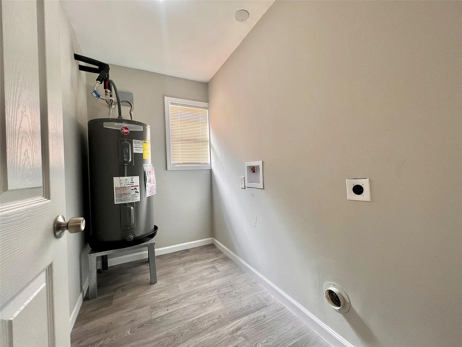 3 bed, 2.0 bath, 943 sqft, $1,350 — Photo 4