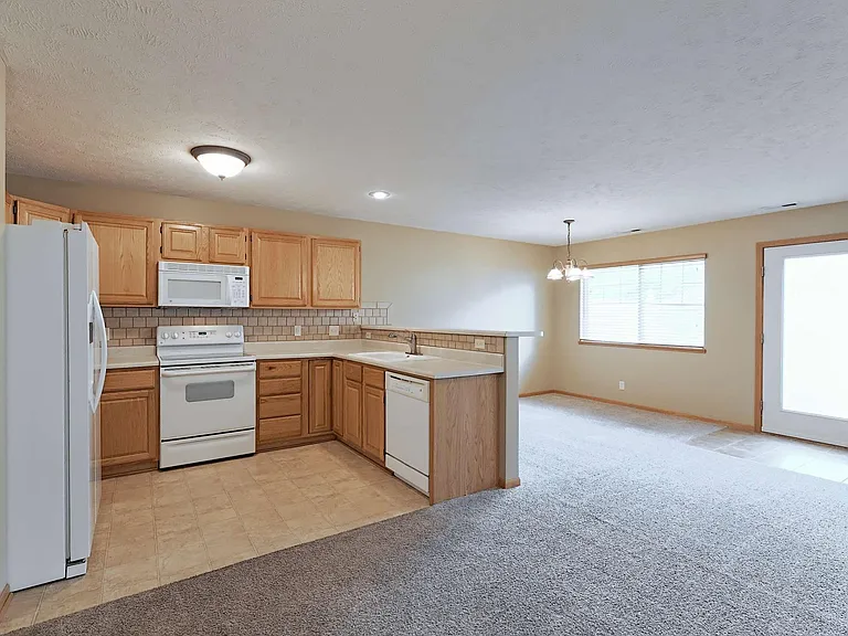 1718 Sawyer St — Photo 9