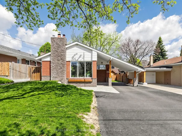 14 Hedges Blvd, Toronto, ON M9B 3C2