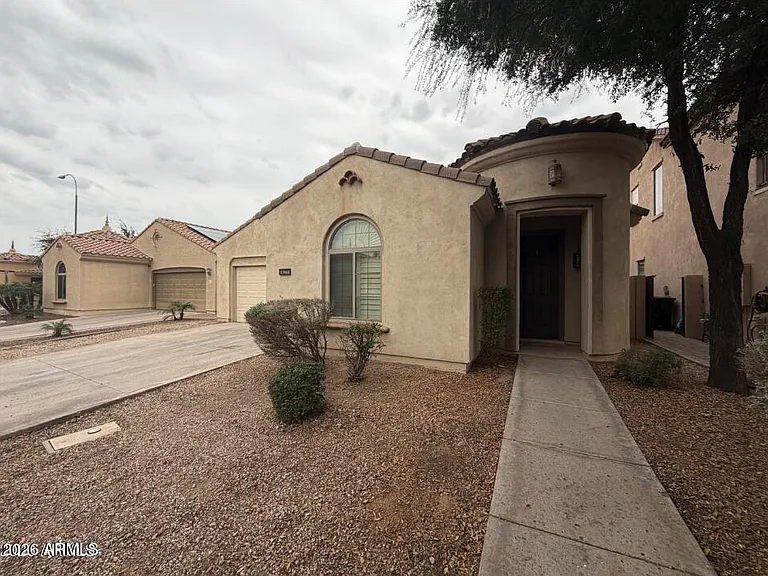 421 W Wisteria Pl — Photo 2