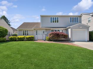 7 Blanche Street, Plainview, NY 11803