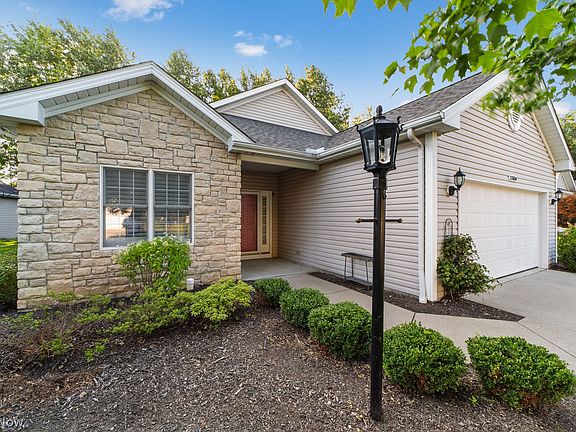 3rd image of 33884 Mapleridge Blvd