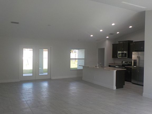 5th image of 921 SE Thornhill Drive