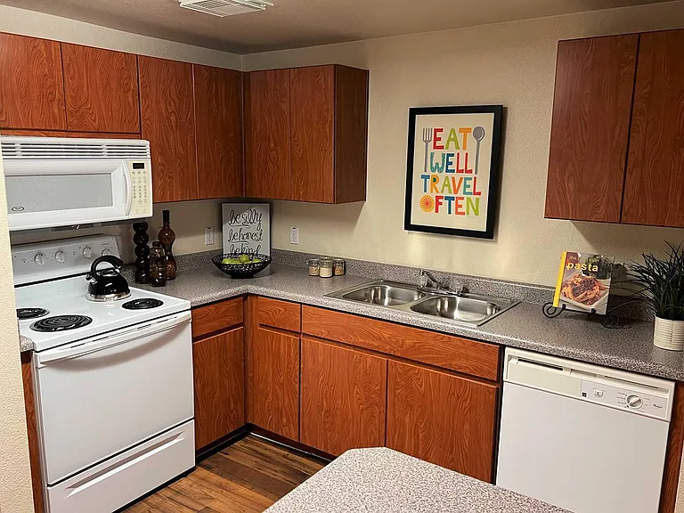 Deer Valley Regency Apartments — Photo 13