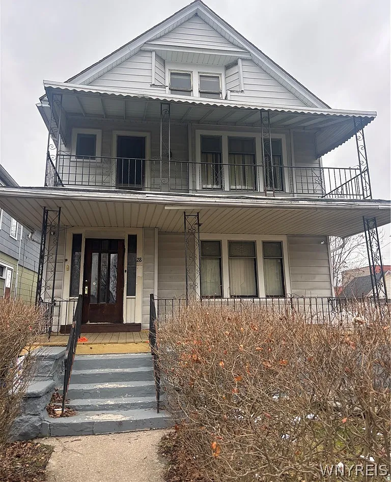 3 bed, 1.0 bath, 2735 sqft, $1,595 — Photo 1