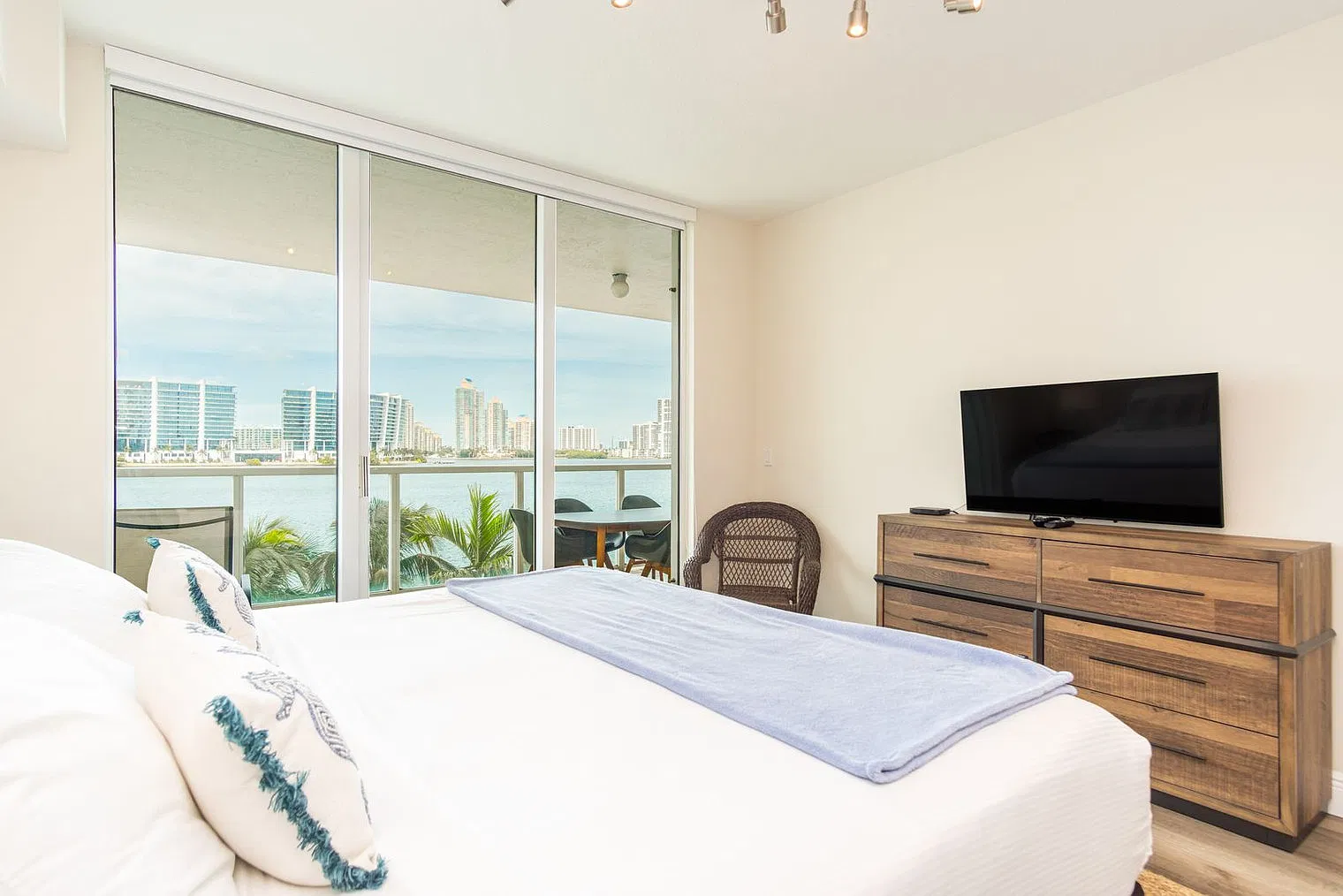 2 bed, 2.0 bath, 1194 sqft, $8,539 — Photo 4