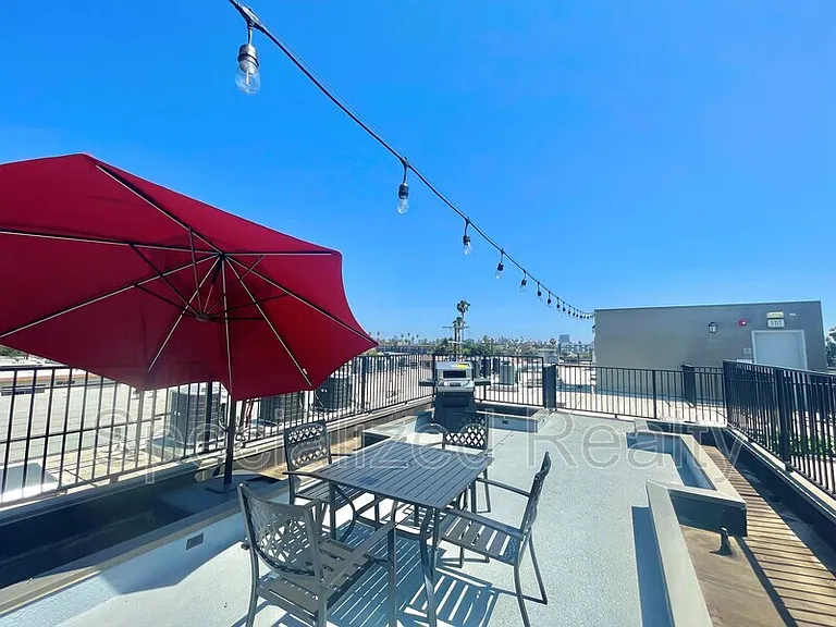 5068 Romaine St — Photo 5